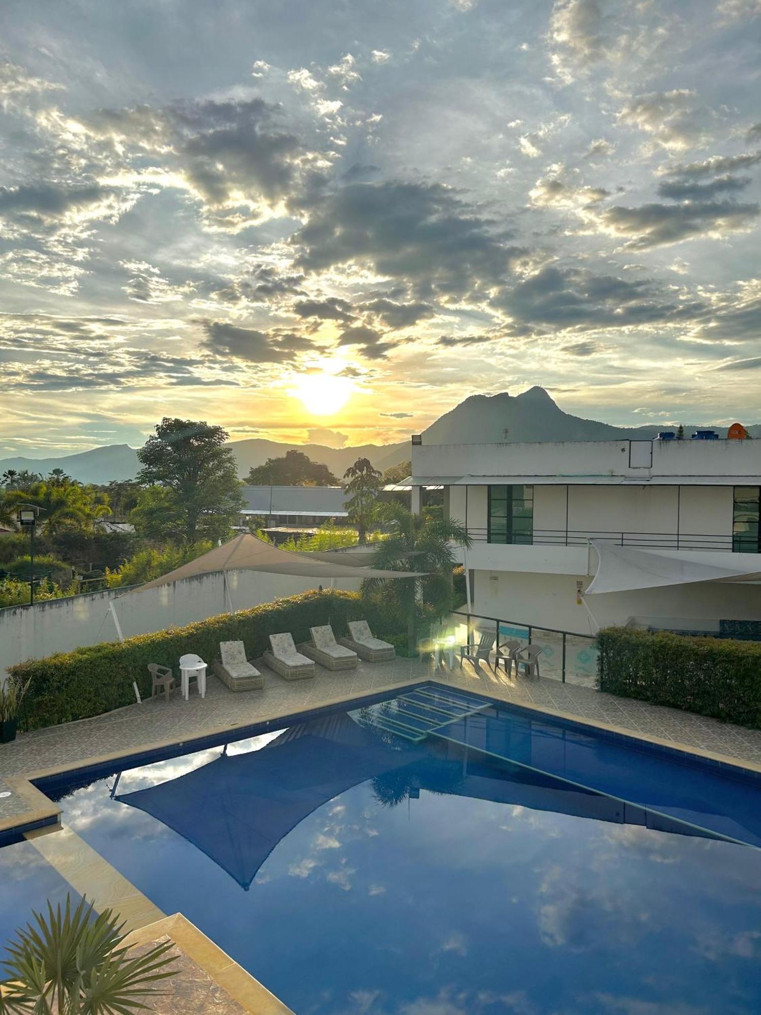Hotel Celeste Inn Chinauta- Fusagasuga Ngoại thất bức ảnh